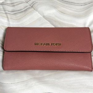 Michael Kors Wallet. Good shape. Gently used. All my items from smoke-free home.